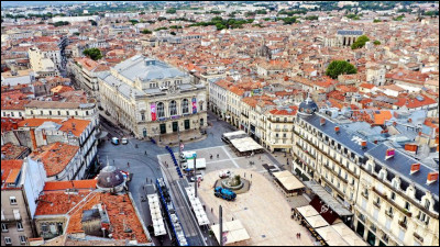 Grande ville du département de l'Hérault, située dans la plaine du Languedoc à 10 kilomètres de la Méditerranée :