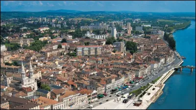 Ville de 33 000 habitants, préfecture du département de Saône-et-Loire, bordée par la Saône :
