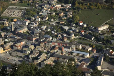 Petite ville de 3 000 habitants du département de la Savoie, située dans la vallée de la Maurienne, entre les massifs du Mont-Cenis et de la Vanoise :