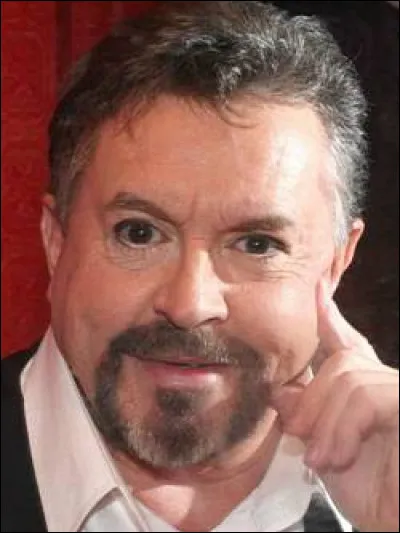 Qui est cet Éric, chanteur lyrique français devenu célèbre avec la chanson populaire "Oh! Mon bateau", mort en 2019 ?