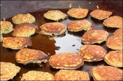 Dans la cuisine aveyronnaise, comment s'appellent les petites galettes préparées avec des feuilles de blettes et parfois de la chair à saucisse ?