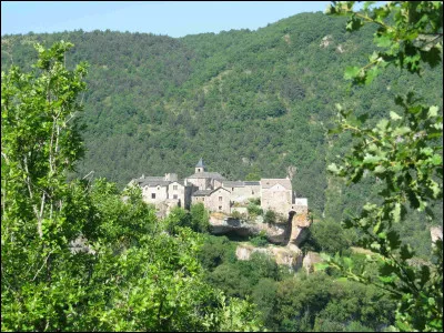 Quel village, telle une citadelle, a été construit à flanc de falaise et surplombe les gorges de la Dourbie et du Trévezel ?