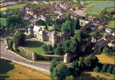 La commune d'Arnac-Pompadour est renomm&eacute;e pour son ch&acirc;teau, mais aussi pour son hippodrome. Or, ce dernier ne se situe pas sur la commune d'Arnac-Pompadour. O&ugrave; se trouve-t-il ?