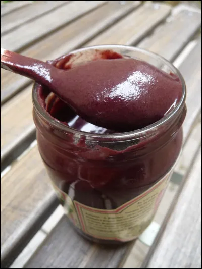 A partir de quoi la moutarde violette de Brive est-elle &eacute;labor&eacute;e ?