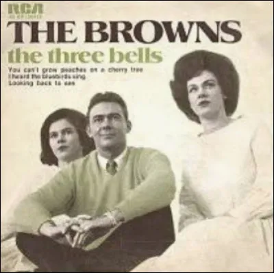 ''The Three Bells (Little Jimmy Brown)'' est un titre du groupe The Browns qui a adapté une chanson française : ''Les Trois Cloches'' d'Édith Piaf. Avec quel groupe l'avait-elle enregistrée en 1946 ?