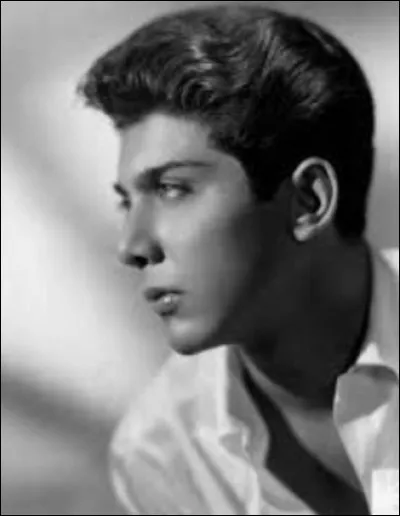 Paul Anka a chanté ''Put Your Head On My Shoulder''. Quelle multinationale américaine possède la marque de shampooing ''Head & Shoulders'' ?