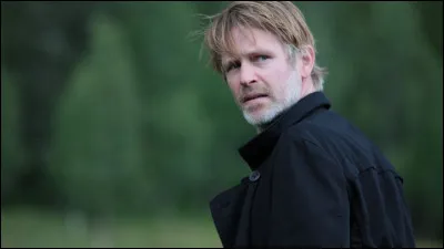 Varg Veum est un détective privé vivant dans la ville de Bergen, sur la côte ouest de la Norvège. Qui en est l'auteur ?
