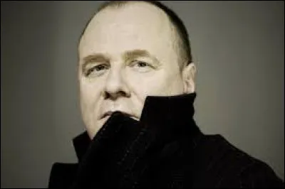 Qui a écrit les romans dans lesquels enquête le commissaire Erlendur Sveinsson ?