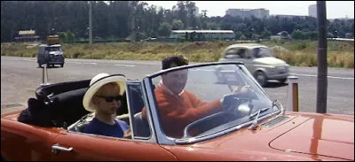 Quelle est la voiture de Jack Palance, dans laquelle il emmène BrigItte Bardot, dans "le Mépris" ?