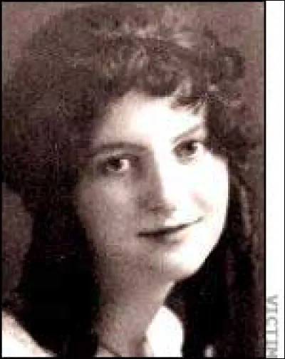 Dans sa famille, il se fait frapper par la plus grande de ses surs. Comment se nomme-t-elle ?