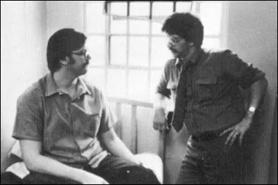 Où sa mère l'oblige-t-elle à dormir ?