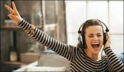 Sur son smarphone, Sophie :