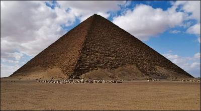 La Pyramide de Dahchour fut construite par le pharaon Snefrou. Quel est le surnom de cette pyramide ?