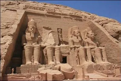 Abou Simbel est célèbre pour ses temples creusés dans la roche. Quel Pharaon les a construit ?