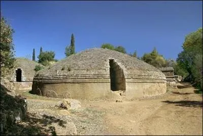 Voici vue d'une célèbre nécropole Étrusque. Près de quelle ville est-elle située ?