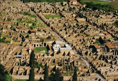 Avant d'être une colonie Romaine, Pompéi fut fondée par un peuple italique. Lequel ?