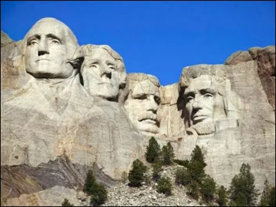 Dans quel pays a-t-on taillé les visages dans la pierre ?