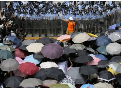 La manifestation ''des parapluies'' vient :