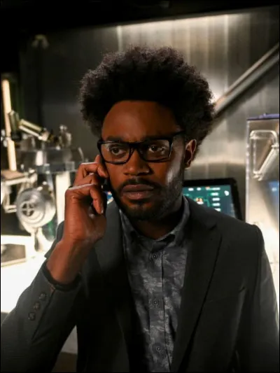 Qui est cet homme qui arrive dans la saison 4 et qui intègre la bande d'Arrow peu après ?