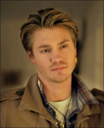 Dans la saison 3, avec qui Lucas sort-il ?