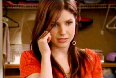 Qui ramène Brooke chez elle après le bal du lycée ?