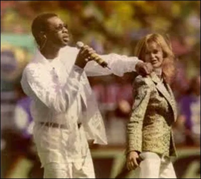 En 1998, quel chanteur sénégalais interprète en duo avec Axelle Red la chanson d'ouverture de la Coupe du Monde de football ?
