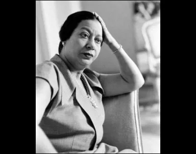 Quelle chanteuse égyptienne disparue en 1975, était la voix la plus adulée du monde arabe ?