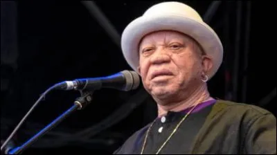 Quel chanteur malien né en 1949, est surnommé le "griot albinos" ?