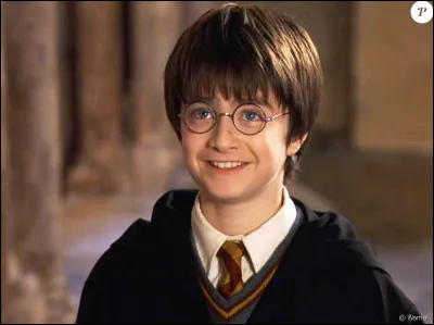 Dans la réserve, de quelle main Harry Potter tient-il sa lanterne ?