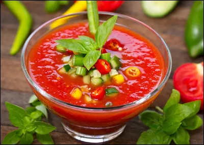 Quelle est la particularité du ''gaspacho'', potage très répandu dans le sud de l'Espagne (Andalousie) et le sud du Portugal ?