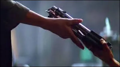 Que se passe-t-il quand Rey touche pour la première fois le sabre de Luke Skywalker ?