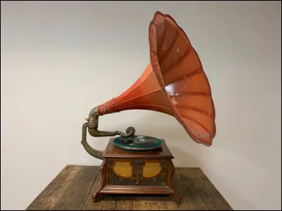 Nous apercevons ici un gramophone.