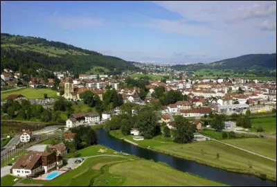 Ville de 7 000 habitants du massif du Jura, située à 750 mètres d'altitude dans la vallée du haut Doubs :