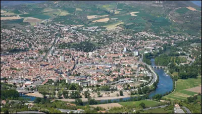 Ville de 22 000 habitants du département de l'Aveyron, bordée par le Tarn, située au pied des grands Causses :
