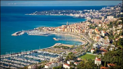 Ville de 28 000 habitants située sur la Côte d'Azur, à la frontière de l'Italie :