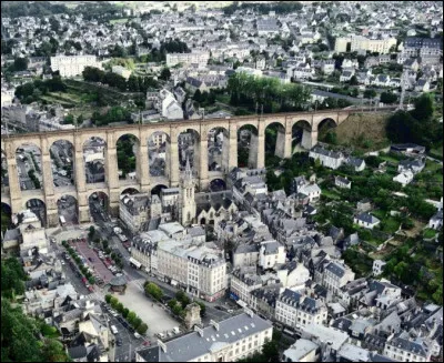 Ville de 14 000 habitants du département du Finistère, au fond de sa baie qui sépare le Trégor et le Léon :
