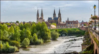Ville de 20 000 habitants traversée par l'Allier, capitale historique du Bourbonnais :