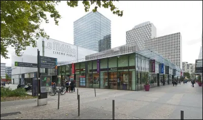 Ville de 100 000 habitants du département Seine-Saint-Denis, limitrophe du XXe arrondissement parisien :