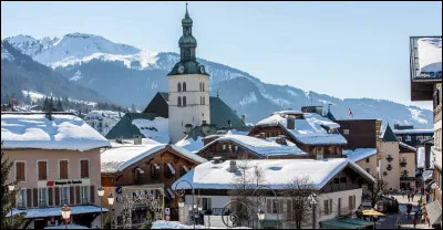 Petite ville dans le département de la Haute-Savoie, station de sports d'hiver au pied du massif du Mont Blanc :