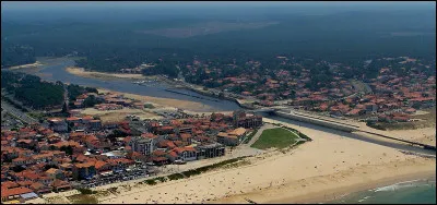 Ville de 7 000 habitants du département des Landes, située dans le pays de Born entre l'étang d'Aureilhan et l'Atlantique :