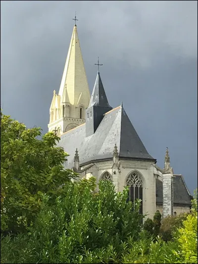 Où se situe le plus haut clocher roman de Touraine?