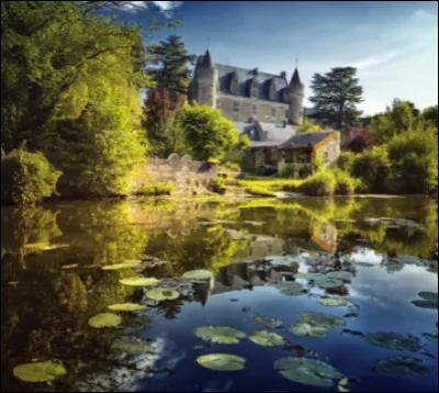 Quel nom porte un des plus beaux villages de France situé près de Loches ?