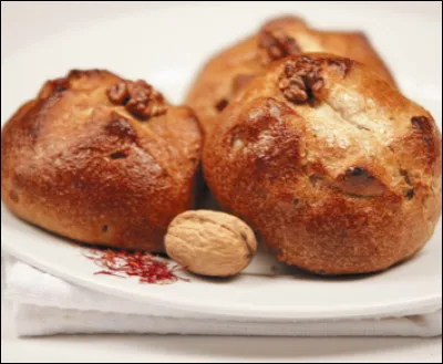 Avec quoi se déguste la fouace tourangelle, un petit pain enrichi en forme de galette ?