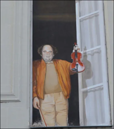 Quel célèbre comédien Lochois est représenté sur une fresque en trompe l'œil dans le centre de Loches ?