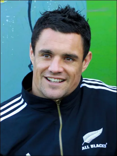 Dans quel sport s'illustre Dan Carter ?