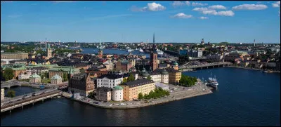 Encore trouvé !
Bon, passons aux choses sérieuses... 
De quel pays Stockholm est-elle la capitale ?