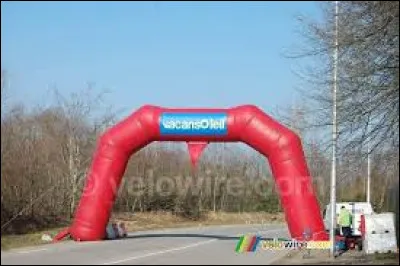 Lors d'une course cycliste, que désigne la "flamme rouge" ?