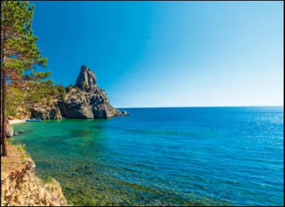 Sur la photo ci-dessus, nous voyons le lac Baïkal.
Dans quel pays se situe-t-il ?