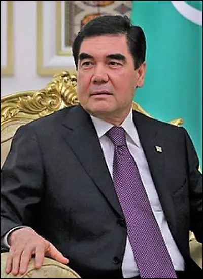 Après la mort du premier président en 2006, c'est Gurbanguly Berdimuhamedow qui fut "élu" . Quel métier ce dernier exerçait-il avant son élection ?
