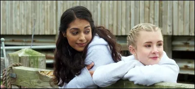 Comment se nomment les deux amies de Zoe ?